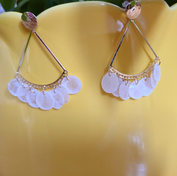 Brand New- Fan Shaped Natural Look Shell Earrings - Picture 2 of 6